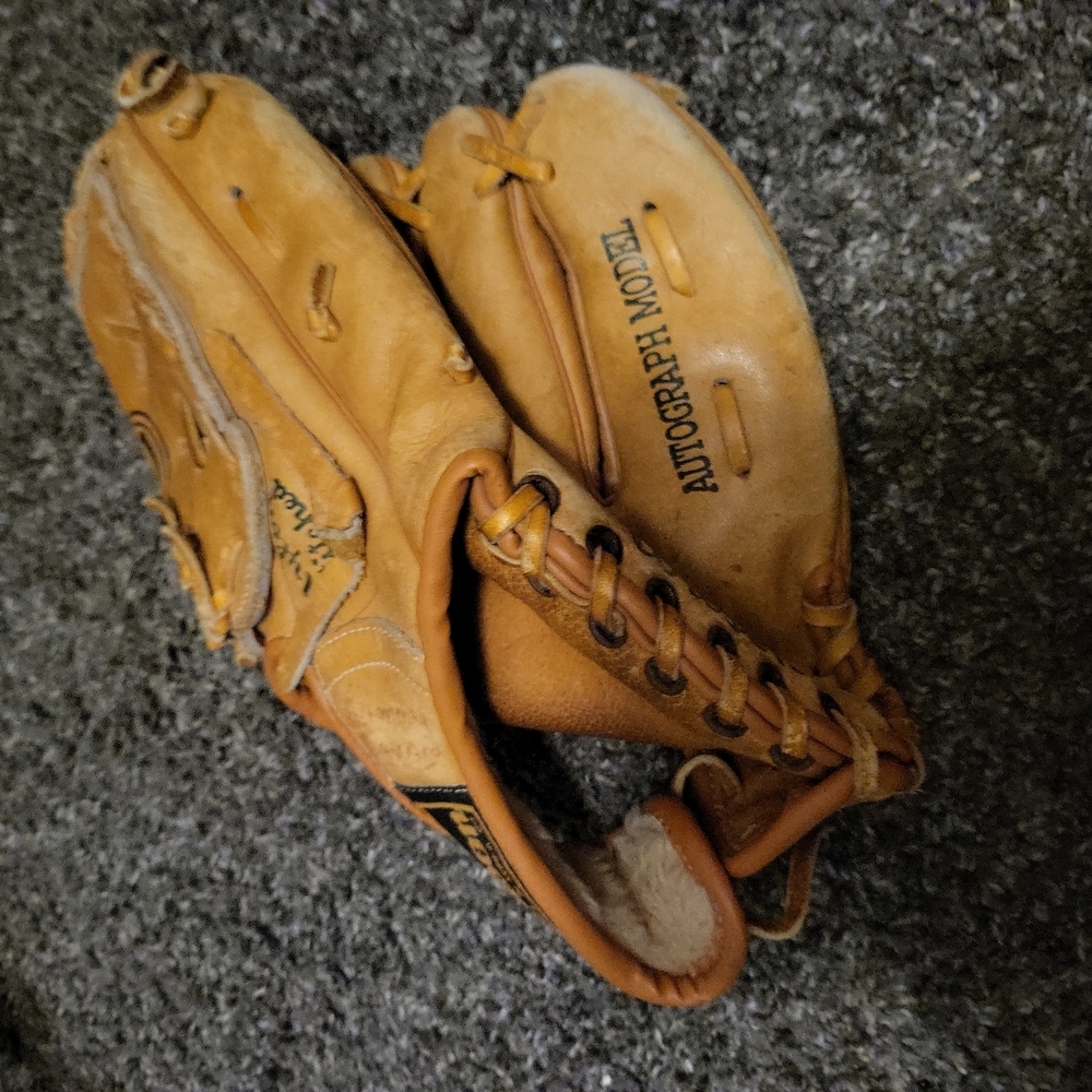 Wilson A2164 Vintage Jim Catfish Hunter Autograph Model RHT 10" Baseball Mitt